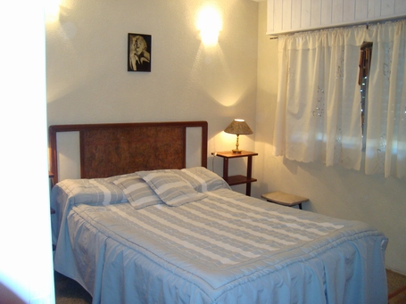 Casa con fondo arbolado, rejas y alarma en Santa Clara del Mar miniatura 5