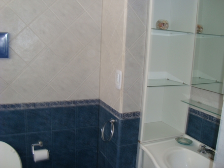 Casa con fondo arbolado, rejas y alarma en Santa Clara del Mar miniatura 6