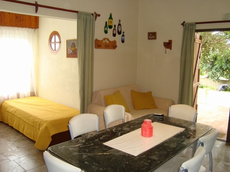 Casa con fondo arbolado, rejas y alarma en Santa Clara del Mar miniatura 7