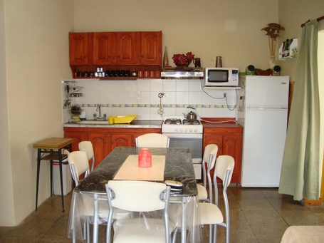 Casa con fondo arbolado, rejas y alarma en Santa Clara del Mar miniatura 8