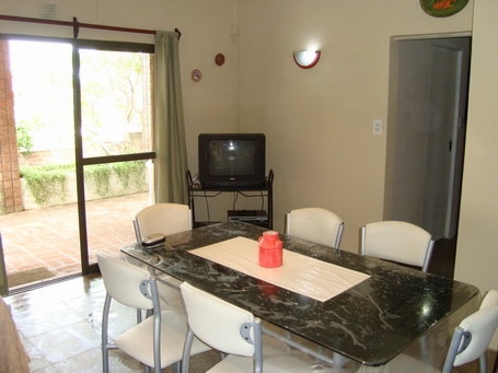 Casa con fondo arbolado, rejas y alarma en Santa Clara del Mar miniatura 9