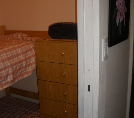 Casa con fondo arbolado, rejas y alarma en Santa Clara del Mar miniatura 10