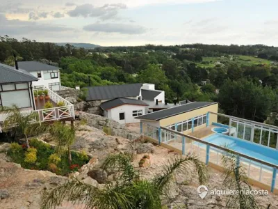 Lodging con piscina y vistas serranas en Sierra de los Padres